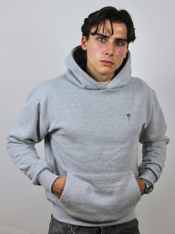 Hellgrauer Hoodie mit Rosen-Stickerei, am Model
