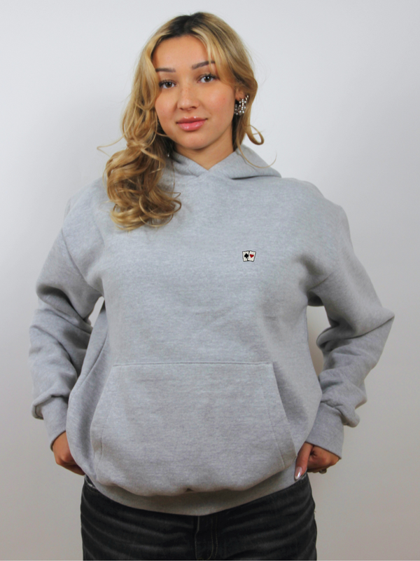 Hellgrauer Hoodie mit Spielkarten-Stickerei, am Model