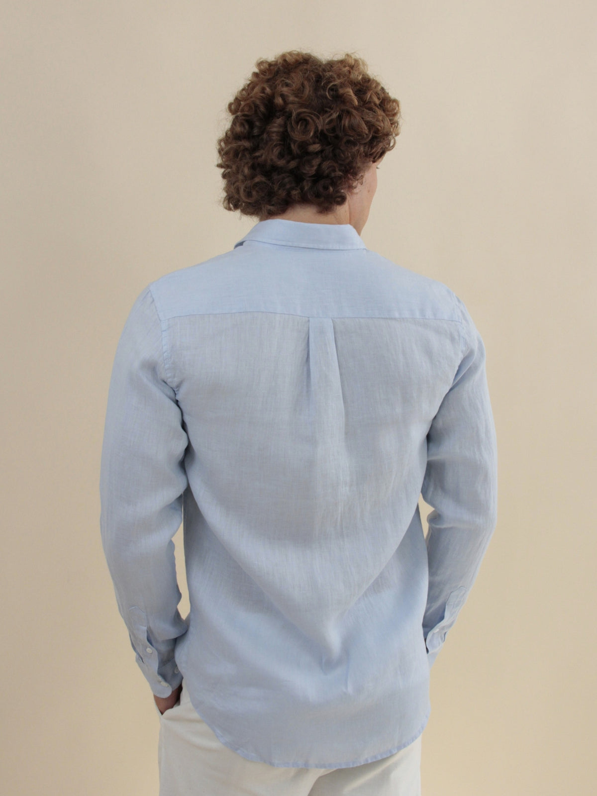Himmelblaues Leinenhemd mit Dackel-Stickerei, Rückansicht
