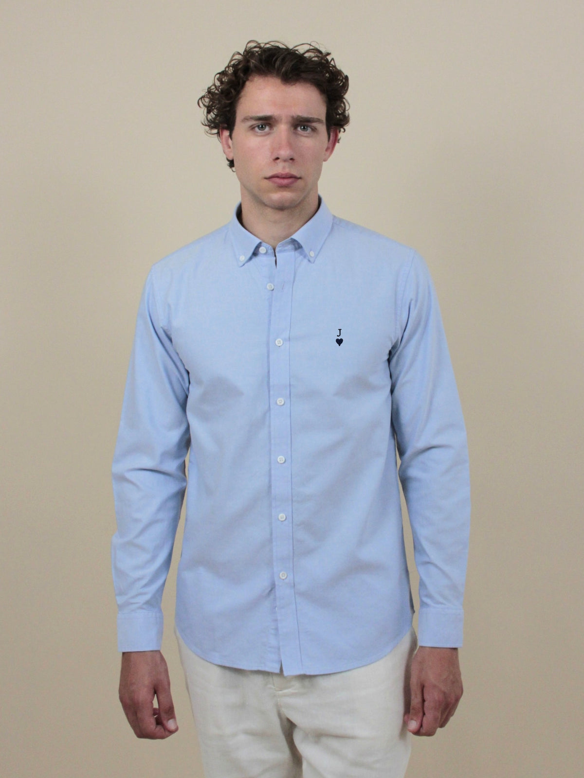 Himmelblaues Oxford-Hemd mit navyblauer Herz-Stickerei und Initiale J, am Model