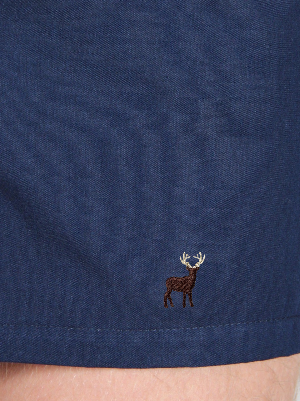 Hirsch-Stickerei auf den navyblauen Boxershorts, Nahaufnahme