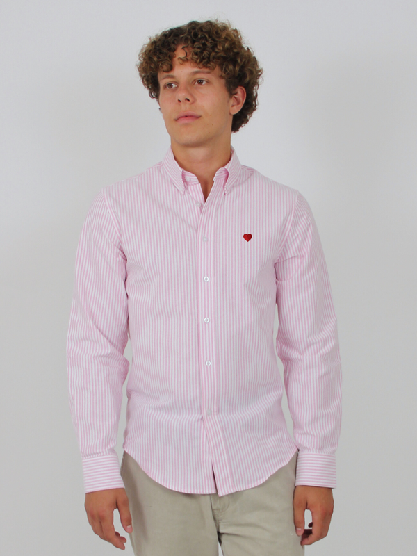 Pinkes Oxford-Hemd mit Herz-Stickerei, am Model