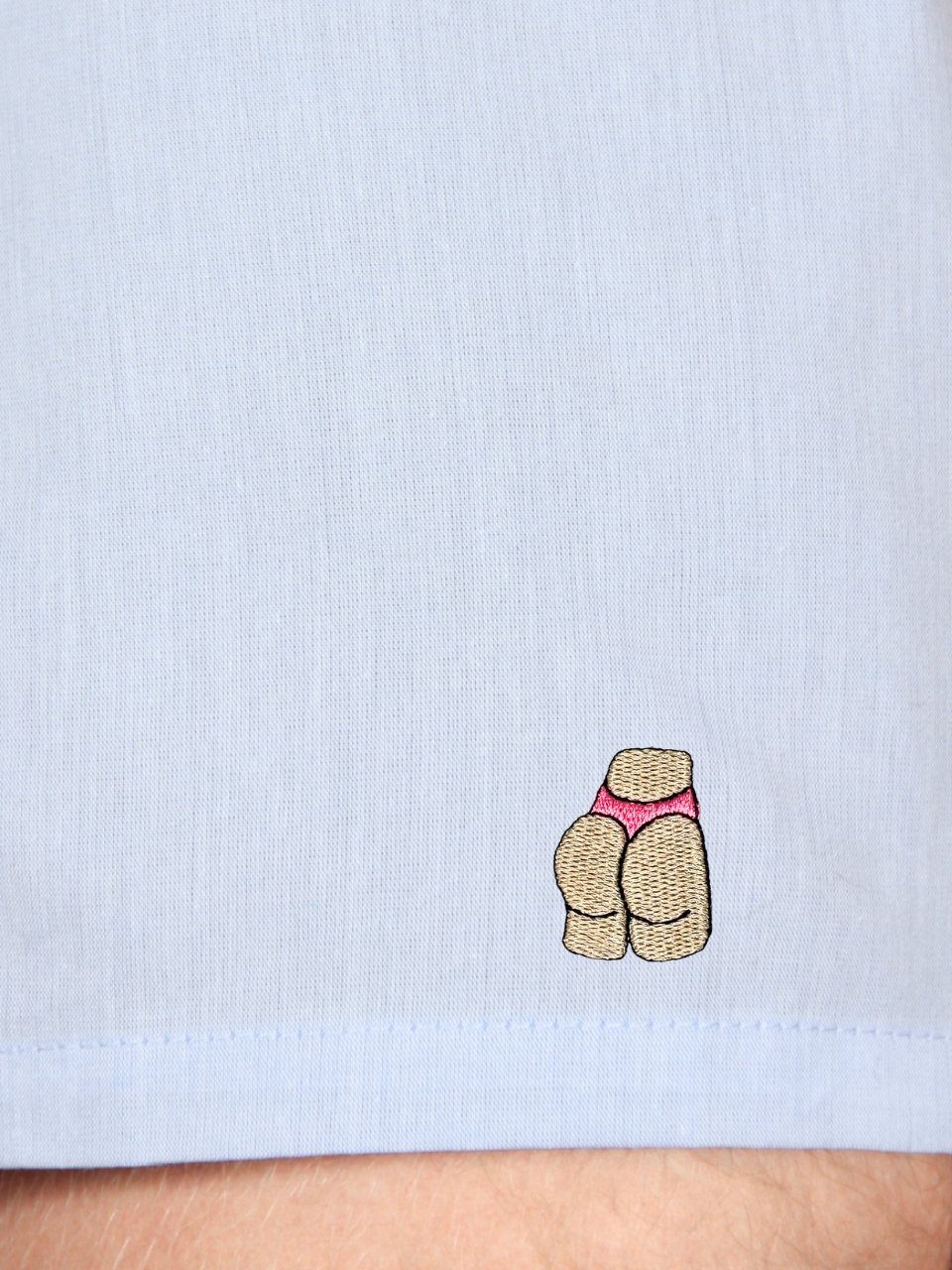 Po-Stickerei auf den hellblauen Boxershorts, Nahaufnahme