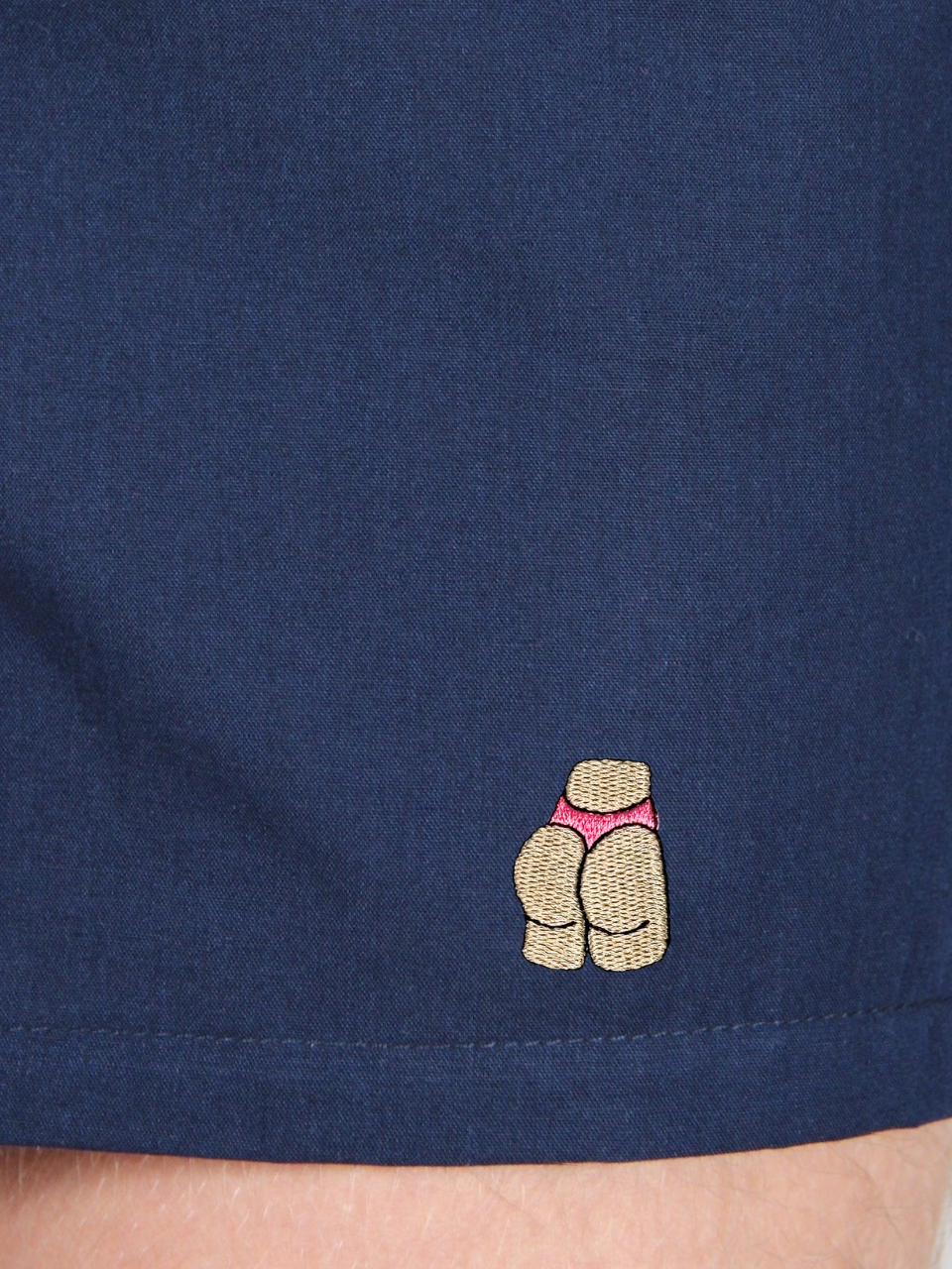 Po-Stickerei auf den navyblauen Boxershorts, Nahaufnahme