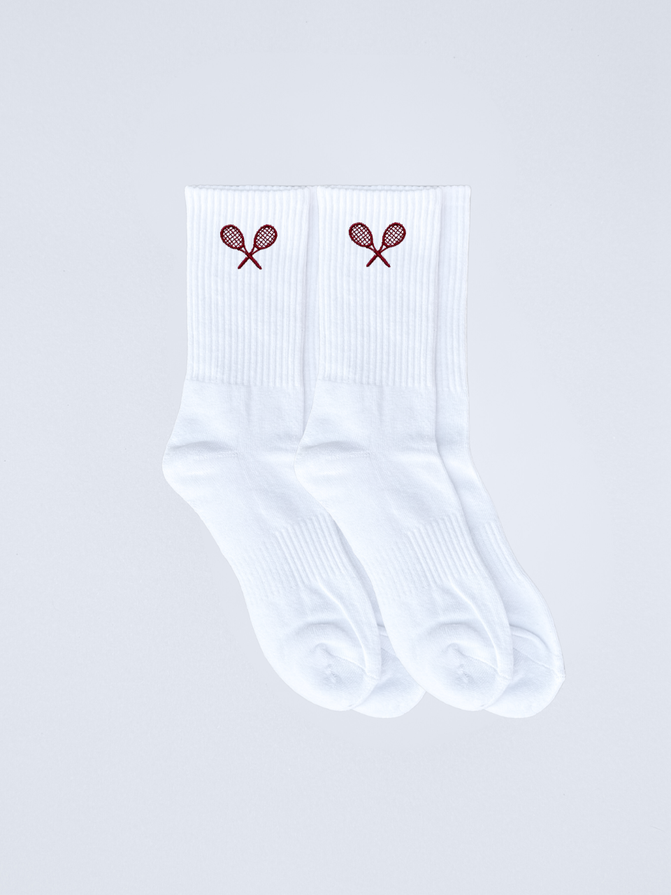 Weiße Socken mit bordeauxroter Tennisschläger-Stickerei im 2er-Pack, flach ausgebreitet