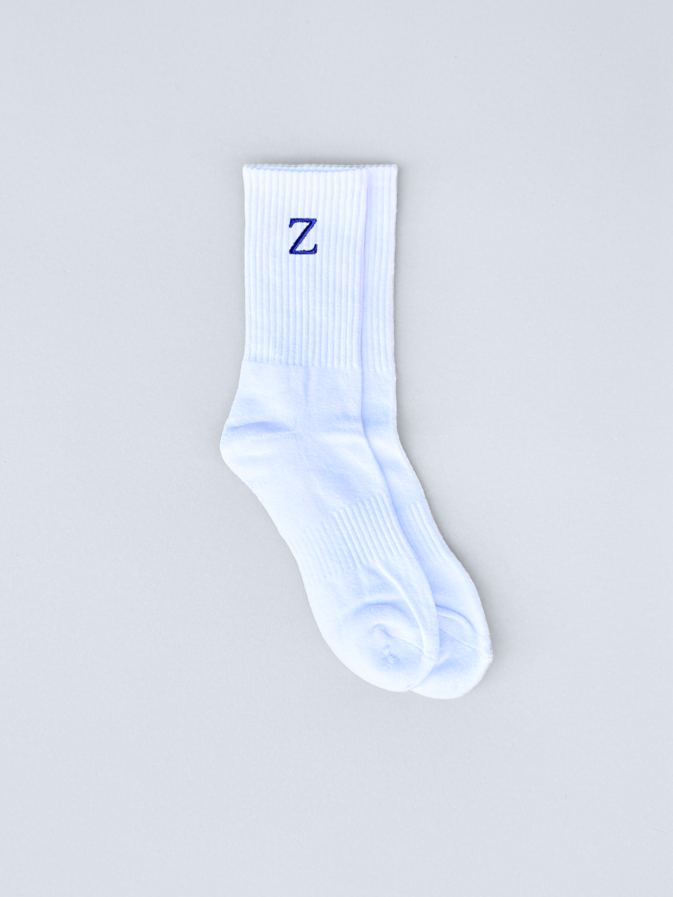 Weiße Socken mit gestickter Initiale Z, flach ausgebreitet