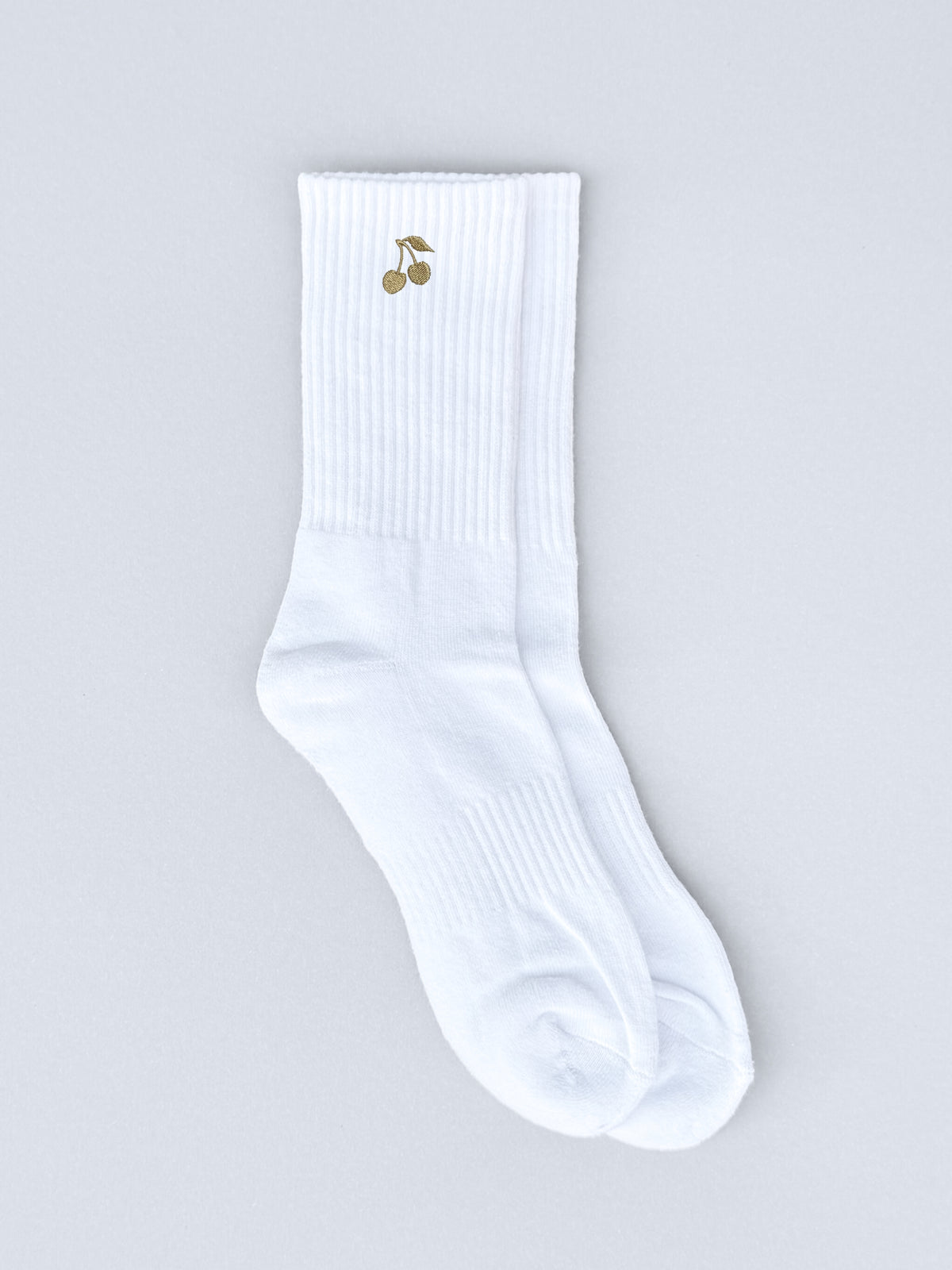 Weiße Socken mit goldfarbener Kirschen-Stickerei, flach ausgebreitet