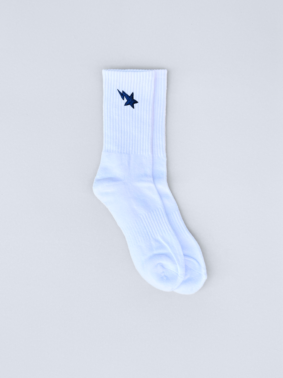 Weiße Socken mit navyblauer Stern-Stickerei, flach ausgebreitet