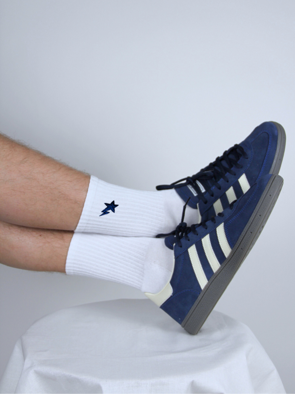 Weiße Socken mit navyblauer Stern-Stickerei, getragen im Detail