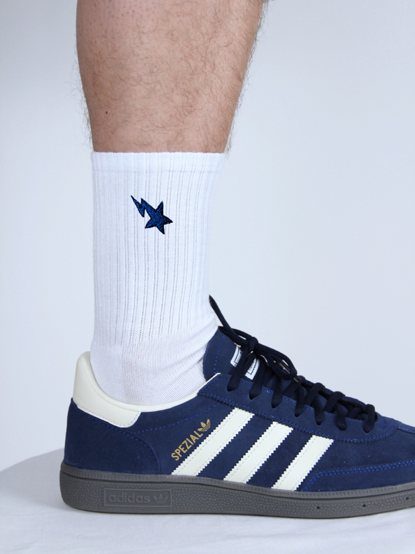 Weiße Socken mit navyblauer Stern-Stickerei, getragen mit Sneakern