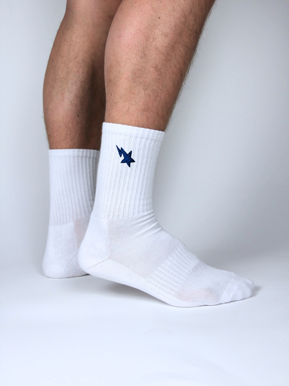 Weiße Socken mit navyblauer Stern-Stickerei, getragen