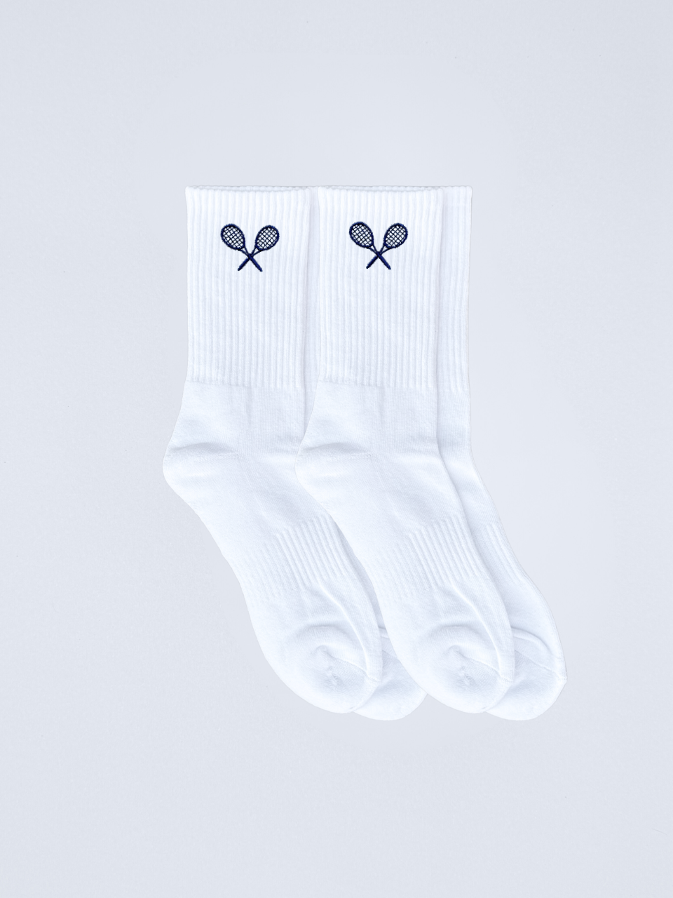 Weiße Socken mit navyblauer Tennisschläger-Stickerei im 2er-Pack, flach ausgebreitet