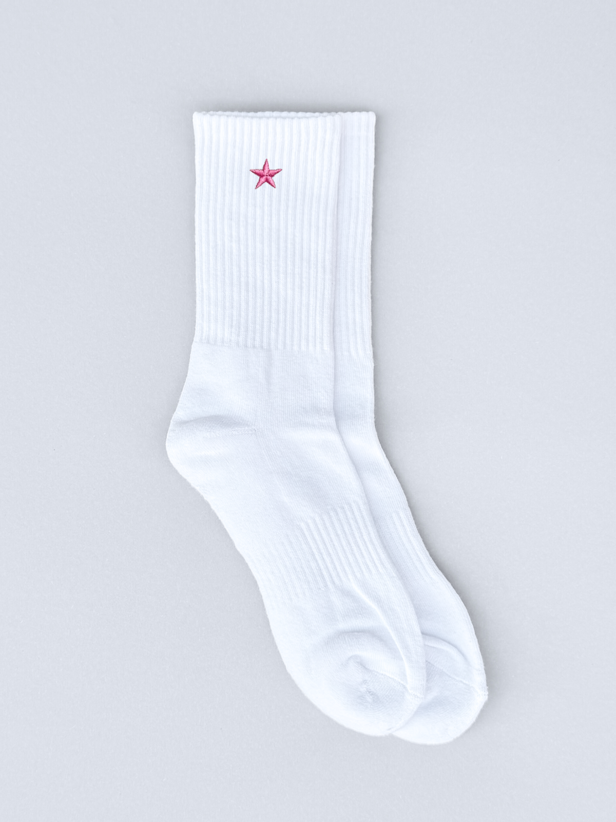 Weiße Socken mit rosa Stern-Stickerei, flach ausgebreitet