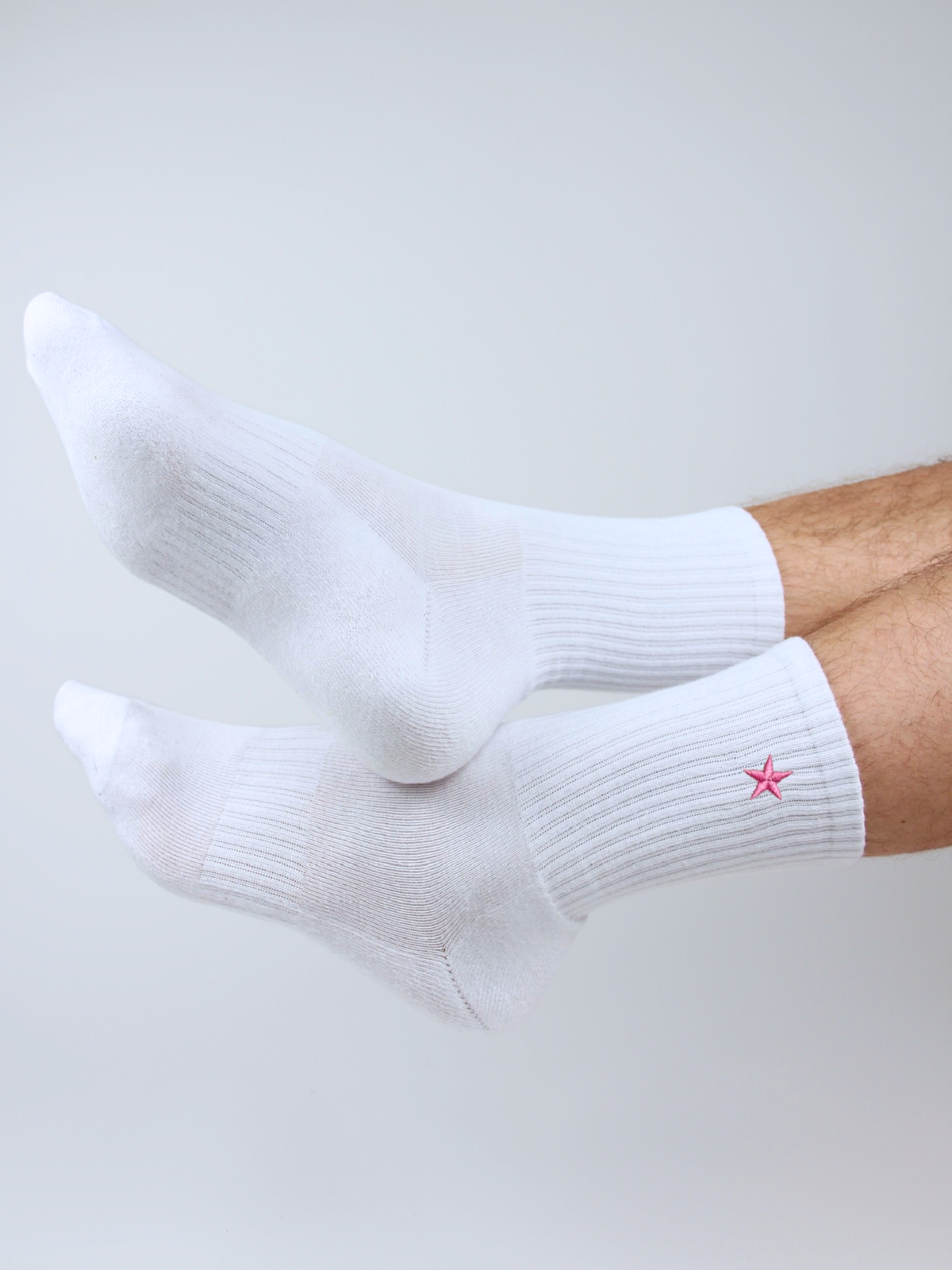 Weiße Socken mit rosa Stern-Stickerei, getragen