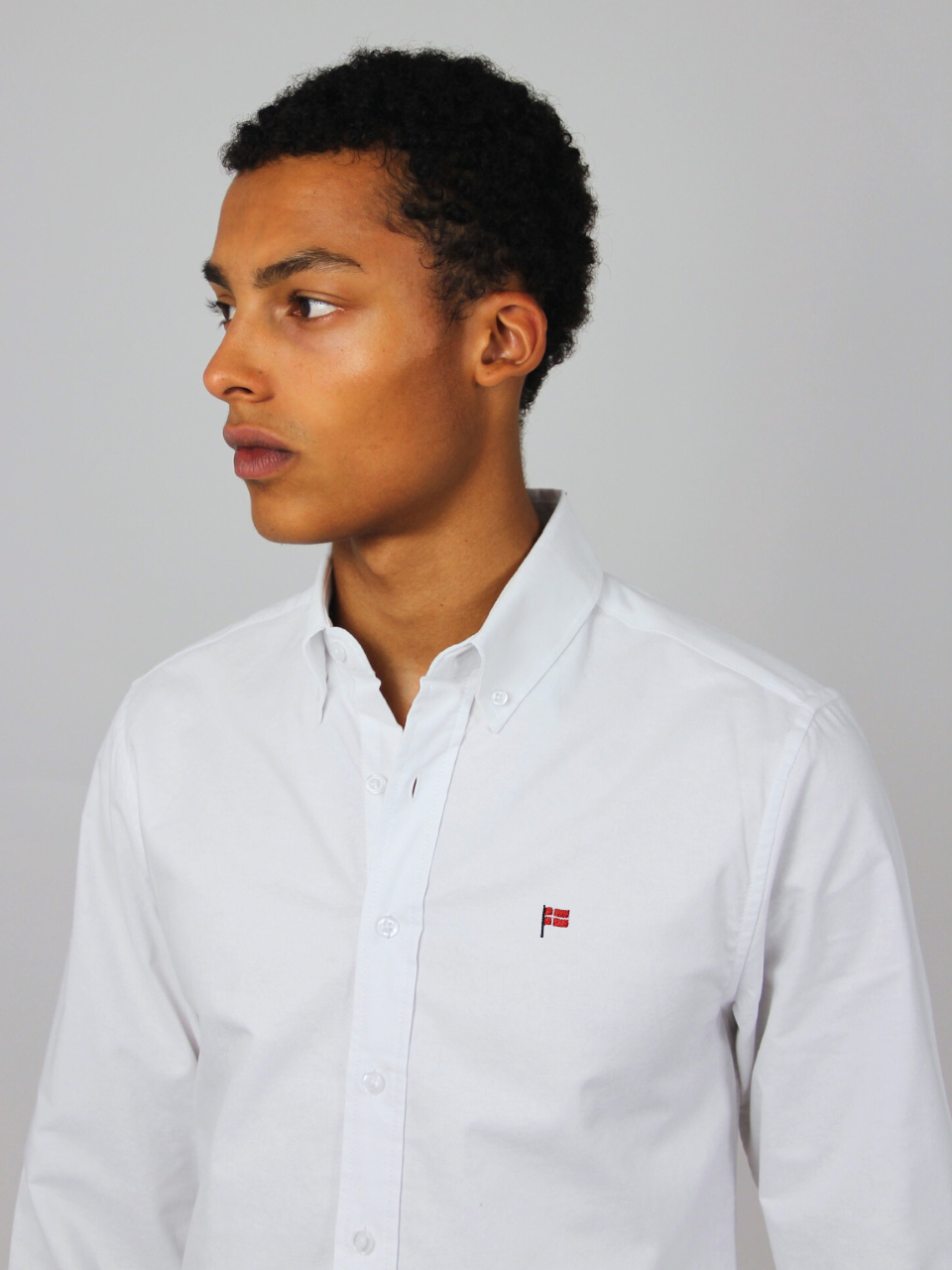 Weißes Oxford-Hemd mit Dänemark-Flagge, seitlich am Model
