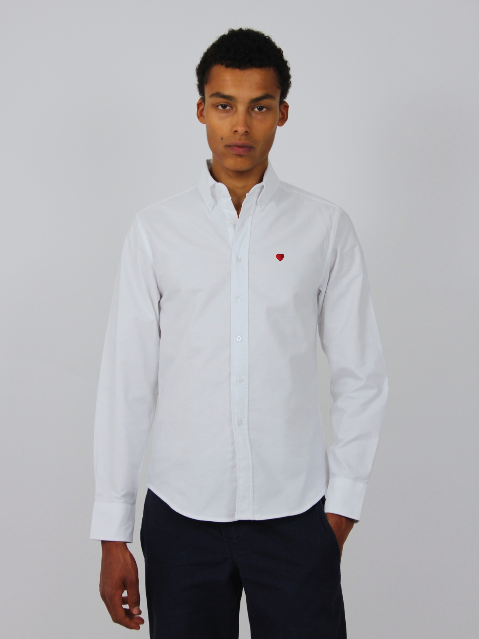 Weißes Oxford-Hemd mit Herz-Stickerei, am Model