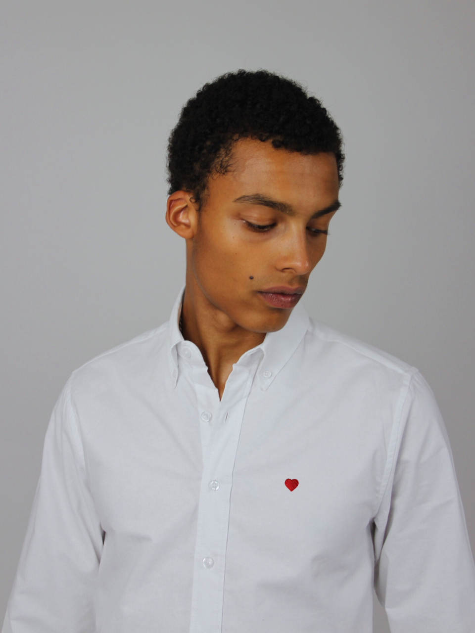 Weißes Oxford-Hemd mit Herz-Stickerei, seitlich am Model