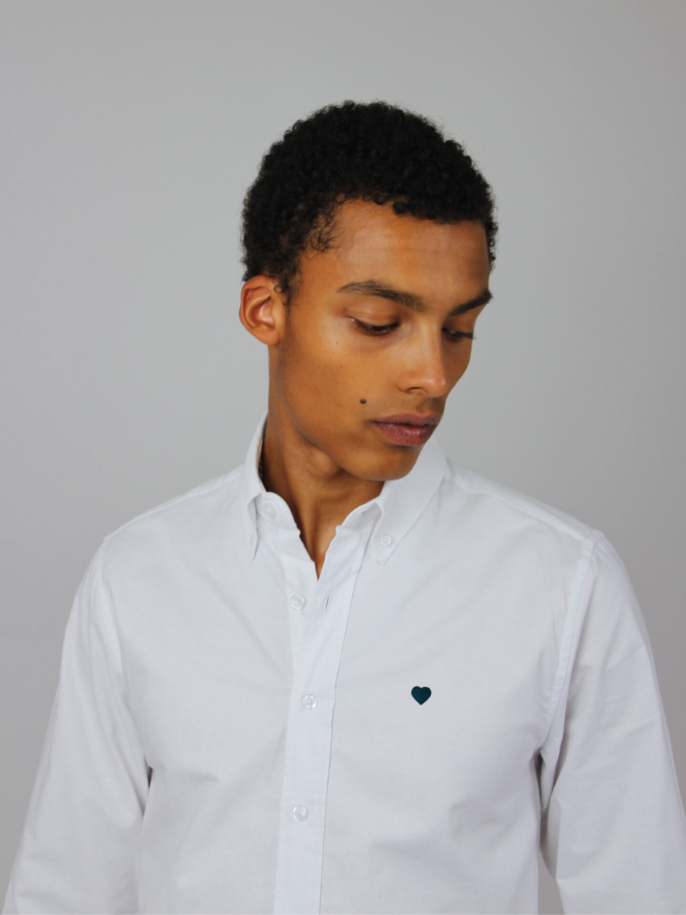 Weißes Oxford-Hemd mit navyblauem Herz, seitlich am Model