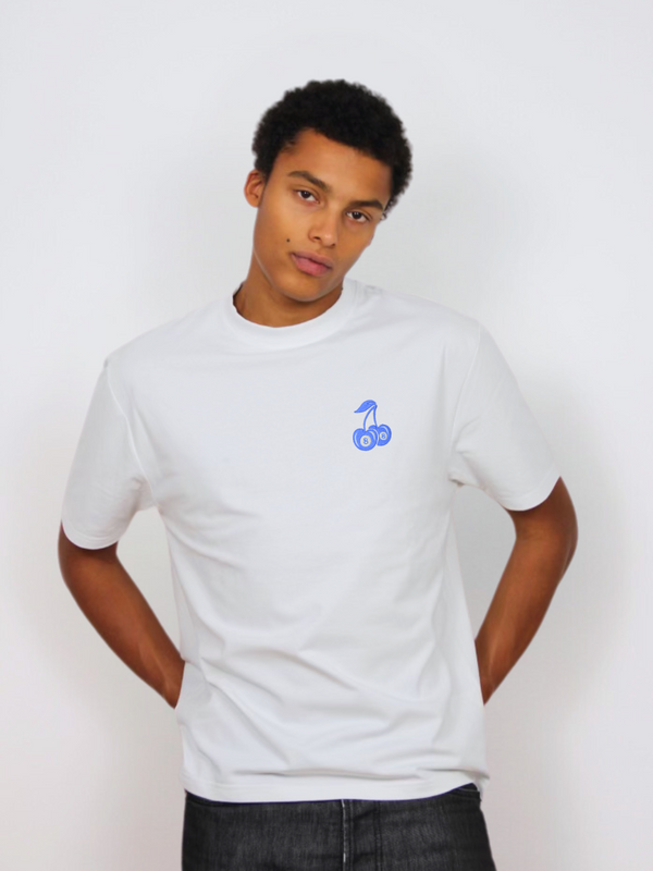 Weißes T-Shirt mit blauer Kirschen-Stickerei, am Model