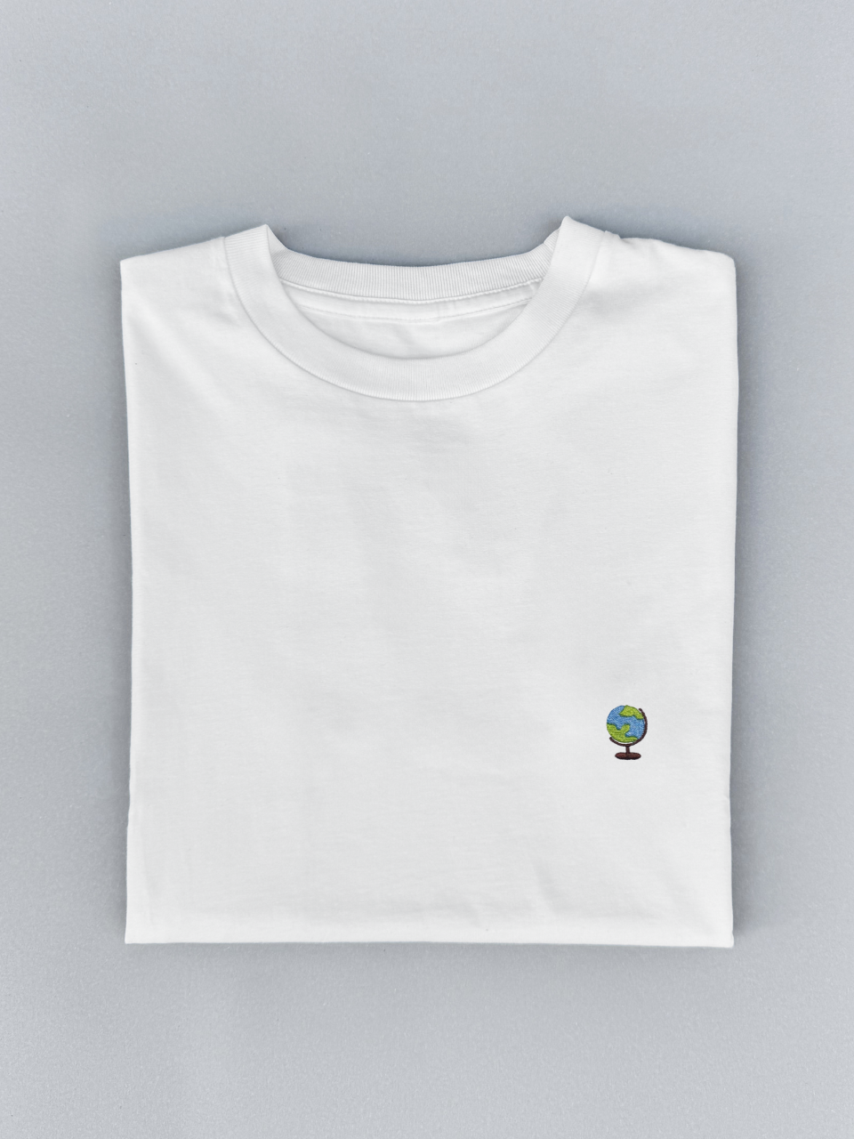Weißes T-Shirt mit Globus-Stickerei, gefaltet