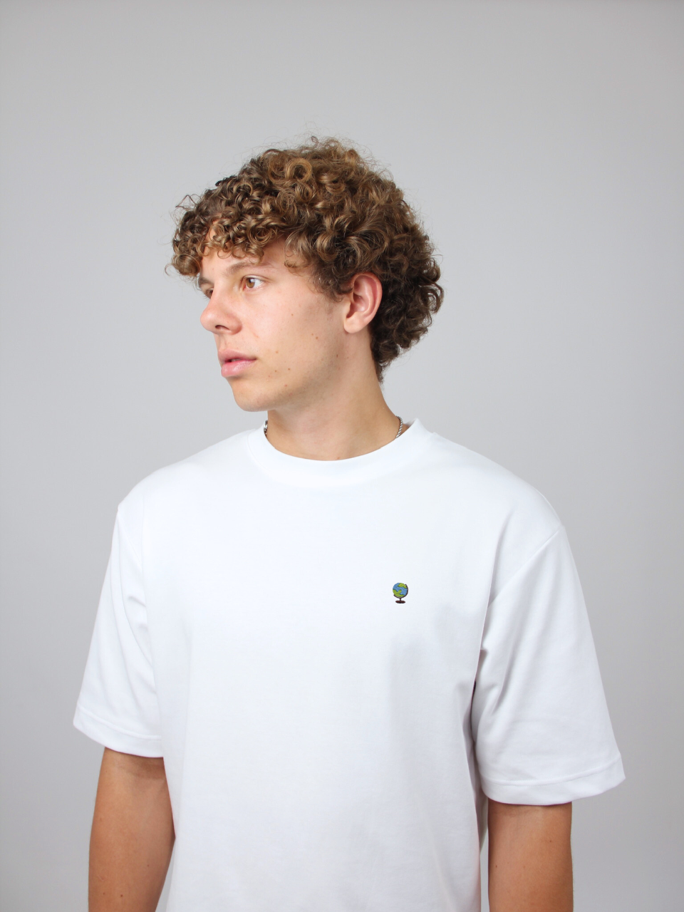 Weißes T-Shirt mit Globus-Stickerei, am Model