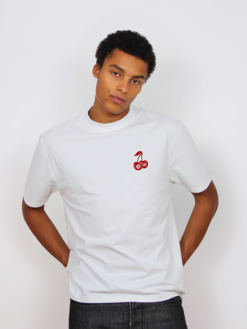 Weißes T-Shirt mit roter Kirschen-Stickerei, am Model